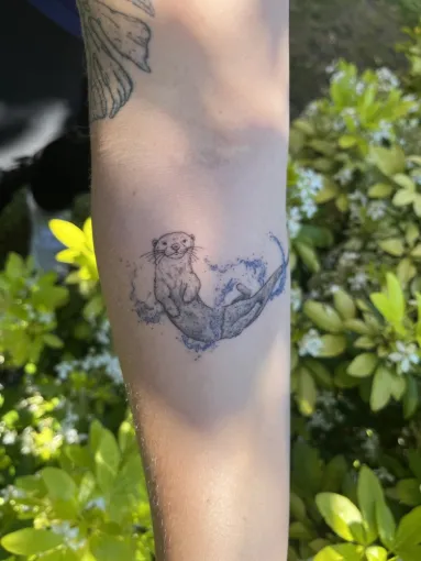 Tatouage minimaliste loutre à Melun., Melun, Jungle Tattoo Shop