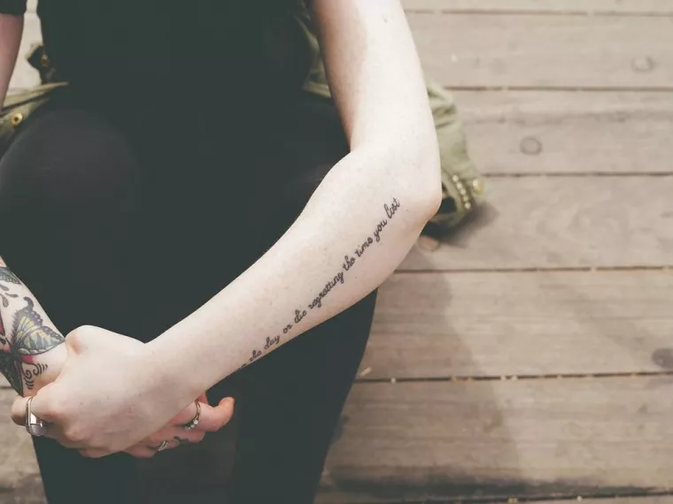 Se faire tatouer une phrase avec une jolie calligraphie fine sur l'avant-bras, Melun, Jungle Tattoo Shop